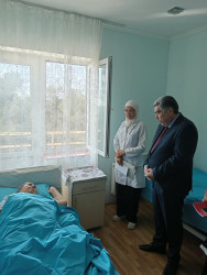 Salyan Rayon İcra Hakimiyyətinin başçısı Rüstəm Xəlilov Birinci Qarabağ müharibəsində şəhid olmuş qəhrəmanın anasını müalicə aldığı tibb ocağında ziyarət edib.