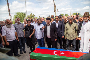 Birinci Qarabağ müharibəsində şəhid olmuş hərbi qulluqçu Yarıyev Qənbər Teymur oğlu torpağa tapşırıldı.