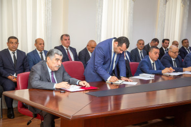 Rüstəm Xəlilov sakinlərin müraciətlərini yerində dinlədi.