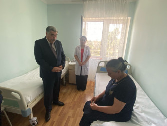 Rüstəm Xəlilov şəhid anasını tibb ocağında  ziyarət edib.