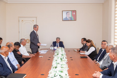 Rüstəm Xəlilov rayonda taxıl biçininə hazırlıq işləri ilə əlaqədar Salyan Dövlət Salyan Dövlət Aqrar İnkişaf Mərkəzində fermerlərlə görüş keçirib.