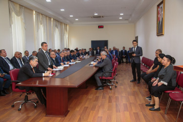 Rüstəm Xəlilov sakinlərin müraciətlərini dinlədi.