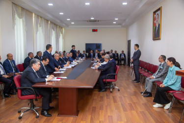 RİH başçısı Rüstəm Xəlilov fərdi qəbulda sakinlərinin  müraciətlərini dinləyib.