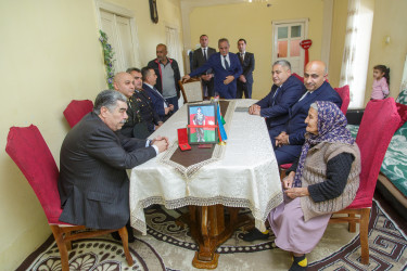 Salyan rayonunda şəhidlərin ailə üzvləri ziyarət olunur.