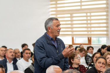 Rüstəm Xəlilov Şorsulu kənd sakinlərinin problemlərini dinləyib.