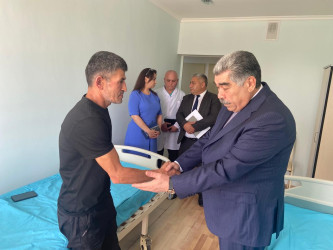Salyan Rayon İcra Hakimiyyətinin başçısı Rüstəm Xəlilov şəhid atalarını xəstəxanada ziyarət edib.