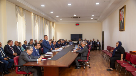 Rüstəm Xəlilov sakinlərin müraciətlərini yerində dinlədi.