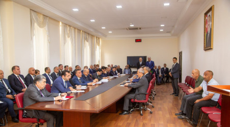 Rüstəm Xəlilov sakinlərin müraciətlərini yerində dinlədi.