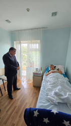 Rüstəm Xəlilov xəstəxanada müalicə alan şəhid anasını ziyarət edib.