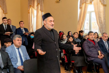 Salyan Rayon İcra Hakimiyyətinin başçısı Rüstəm Xəlilov Qarabağlı kənd sakinlərinin müraciətlərini dinləyib.