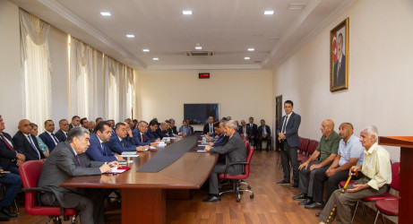 Rüstəm Xəlilov sakinlərin müraciətlərini yerində dinlədi.