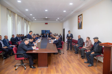 RİH başçısı Rüstəm Xəlilov fərdi qəbulda sakinlərinin  müraciətlərini dinləyib.