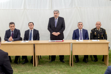 Salyanın İcra başçısı Rüstəm Xəlilov Qırx Çıraq qəsəbə   sakinlərinin problemlərini dinləyib.