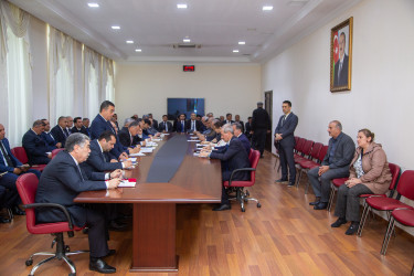RİH başçısı Rüstəm Xəlilov fərdi qəbulda sakinlərinin  müraciətlərini dinləyib.