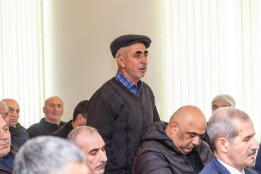 Rüstəm Xəlilov Peyk kənd sakinlərinin problemlərini dinləyib.