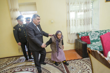 Salyan rayonunda şəhidlərin ailə üzvləri ziyarət olunur.