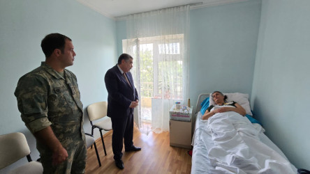 Rüstəm Xəlilov xəstəxanada müalicə alan şəhid anasını ziyarət edib.