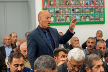 Rüstəm Xəlilov Şorsulu kənd sakinlərinin problemlərini dinləyib.