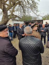 İcra başçısı Şəkərli kəndində ötən gecə  evi yanmış ailəyə baş çəkib