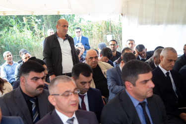 Rüstəm Xəlilov İkinci Varlı kənd sakinlərinin müraciətlərini dinlədi.