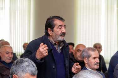 Rüstəm Xəlilov Peyk kənd sakinlərinin problemlərini dinləyib.