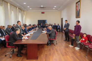 Rüstəm Xəlilov sakinlərin müraciətlərini dinlədi.