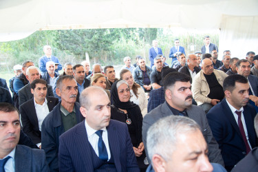 Rüstəm Xəlilov İkinci Varlı kənd sakinlərinin müraciətlərini dinlədi.