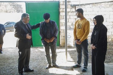 Salyan rayonunda şəhidlərin ailə üzvləri ziyarət olunur.