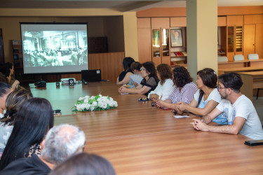 “1 avqust – Azərbaycan əlifbası və Azərbaycan dili günü” münasibətilə  Salyan rayon Mərkəzi Kitabxanasında “Heydər Əliyev və Azərbaycan dili” mövzusunda tədbir  keçirilmişdir.