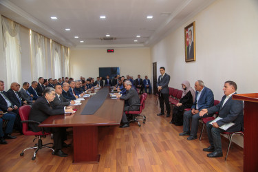 Rüstəm Xəlilov sakinlərin müraciətlərini dinlədi.