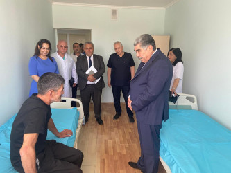 Salyan Rayon İcra Hakimiyyətinin başçısı Rüstəm Xəlilov şəhid atalarını xəstəxanada ziyarət edib.