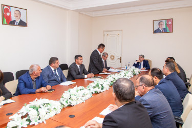 Rüstəm Xəlilov rayonda taxıl biçininə hazırlıq işləri ilə əlaqədar Salyan Dövlət Salyan Dövlət Aqrar İnkişaf Mərkəzində fermerlərlə görüş keçirib.