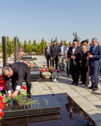 Şəhadətlərinin ildönümü münasibətilə şəhidlərin məzarları ziyarət olunmuşdur.