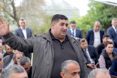 Salyanın İcra başçısı Rüstəm Xəlilov Qırx Çıraq qəsəbə   sakinlərinin problemlərini dinləyib.