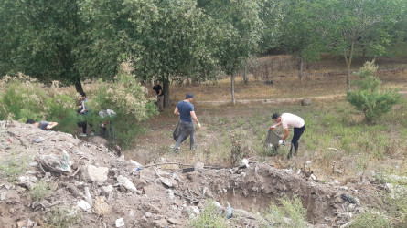 Kür çayı sahilində təmizlik aksiyası keçirilib.