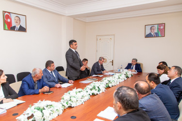 Rüstəm Xəlilov rayonda taxıl biçininə hazırlıq işləri ilə əlaqədar Salyan Dövlət Salyan Dövlət Aqrar İnkişaf Mərkəzində fermerlərlə görüş keçirib.