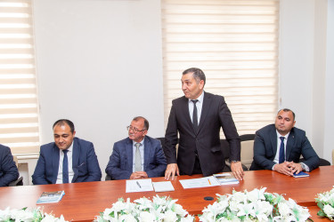 Rüstəm Xəlilov rayonda taxıl biçininə hazırlıq işləri ilə əlaqədar Salyan Dövlət Salyan Dövlət Aqrar İnkişaf Mərkəzində fermerlərlə görüş keçirib.