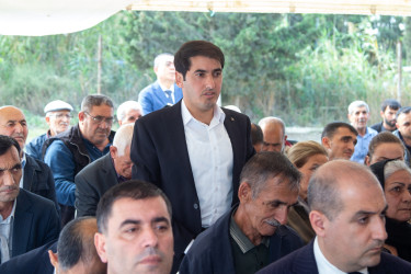 Rüstəm Xəlilov İkinci Varlı kənd sakinlərinin müraciətlərini dinlədi.