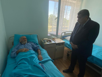 Salyan Rayon İcra Hakimiyyətinin başçısı Rüstəm Xəlilov şəhid atalarını xəstəxanada ziyarət edib.