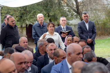 Salyanın İcra başçısı Rüstəm Xəlilov Qırx Çıraq qəsəbə   sakinlərinin problemlərini dinləyib.