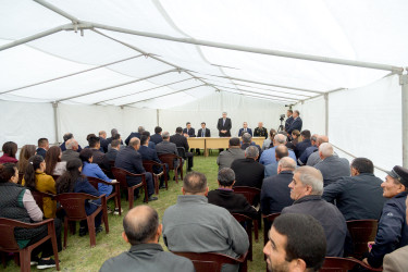 Salyanın İcra başçısı Rüstəm Xəlilov Qırx Çıraq qəsəbə   sakinlərinin problemlərini dinləyib.