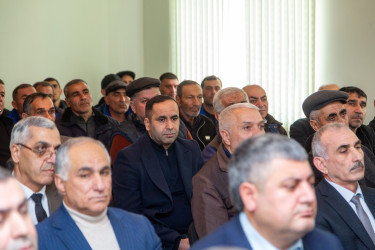 Rüstəm Xəlilov Peyk kənd sakinlərinin problemlərini dinləyib.