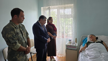 Rüstəm Xəlilov xəstəxanada müalicə alan şəhid anasını ziyarət edib.