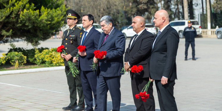 Əli bəy Hüseynzadənin anım günü münasibətilə xatirəsi yad edilib.