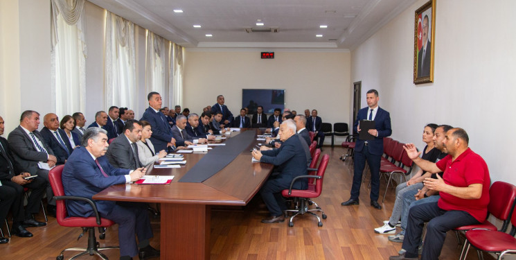 Rüstəm Xəlilov vətəndaşların müraciətlərini dinləndi.