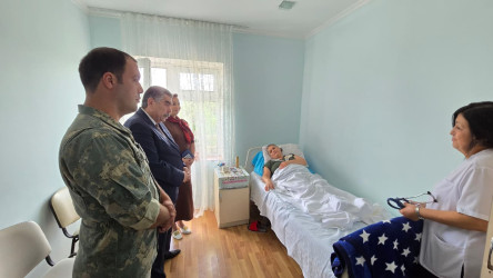 Rüstəm Xəlilov xəstəxanada müalicə alan şəhid anasını ziyarət edib.