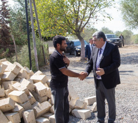 Salyan rayonunda “Anım günü” ərəfəsində RİH başçısı tərəfindən şəhid ailələrini ziyarət bugün də davam etdirilir.