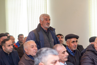 Rüstəm Xəlilov Peyk kənd sakinlərinin problemlərini dinləyib.