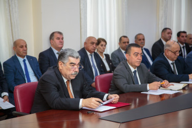 Rüstəm Xəlilov sakinlərin müraciətlərini dinlədi.