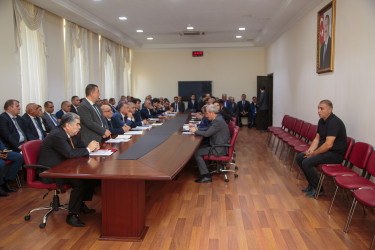 Rüstəm Xəlilov sakinlərin müraciətlərini dinlədi.